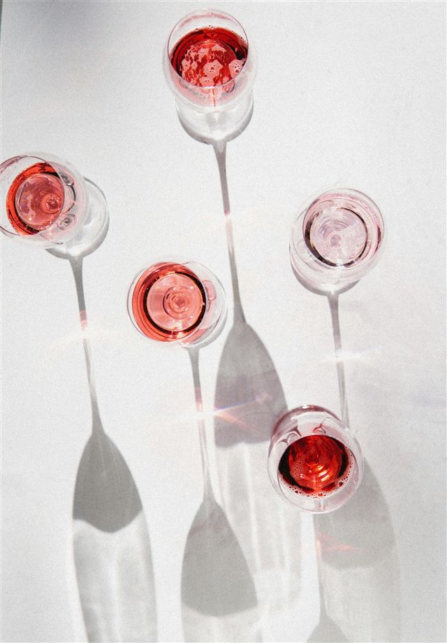 Dukat bord med vin och varm kvällsstämning